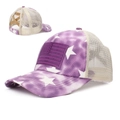 Détail de la casquette violette à étoiles avec dos en maille et trou pour queue de cheval - Réglable / Violet