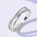 Eleganter silberner Überkreuz-Ring mit schimmernden Zirkonia im minimalistischen Design - US 5 / Weißgold
