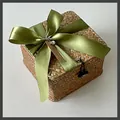 Scatola regalo quadrata intrecciata a mano con fiocco in raso verde scuro e perla - Manual Assembly Service