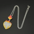 Dettaglio del ciondolo a cuore hip hop con smalto giallo, strass e motivi a fiamme - 0.3cm Catena a Torciglione-60cm / Argento