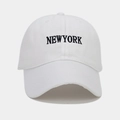Détail de la broderie New York sur le devant de la casquette de baseball blanche - Blanc