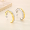 Détail des boucles d'oreilles bicolores en C sur pierre avec fond beige épuré - Style Demi-rond Épissé Or et Argent (KE113756-KFC)