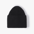 Gorro de punto negro minimalista con dobladillo ancho y textura clásica de canalé - Negro