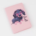 Funda de pasaporte en cuero sintético rosa con dachshund y texto It's Good To See You - Rosa