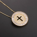 Collana tonda dorata con ciondolo a croce e zirconi su uno sfondo scuro opaco - Stile Croce Tonda (NC03-5)