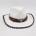 Chapeau fedora blanc style western jazz avec bandeau en cuir brun et tête de taureau - Taille unique / Blanc Bord Noir (Tête de Taureau Marron)
