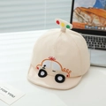 Detailopname van beige babypet met schattig geborduurde auto en een zachte klep - Baby 0-3 Jaar Oud 46-48CM / Beige