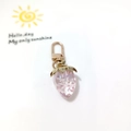 Llavero de fresa en resina rosa transparente con detalles dorados para bolsos - Cierre en D-Fresa Rosa Claro