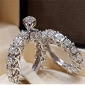 Funkelndes Hochzeitsring-Set mit rundem Solitär-Diamanten und Pavé-Besatz auf Samt - US 5 / A4