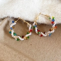 Dettaglio di orecchini a cerchio dorati fatti a mano con cristalli colorati e perle - Stile Avvolto in Filo di Perline Colorate Fatto a Mano (Piccolo) / Perno per orecchini in acciaio