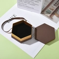 Braune sechseckige Schmuckschatulle mit schwarzem Samtfutter und elegantem Seidenband - Außendurchmesser 11.5x10x4.2cm / Braun