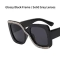 Gafas de sol cuadradas de gran tamaño en negro brillante con pedrería en forma de S - Negro Brillante / Gris