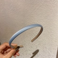 Eleganter schmaler Satin-Haarreif in Hellblau mit komfortabler rutschfester Innenseite - Hellblau