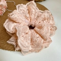 Chouchou élégant en dentelle rose pêche avec broderie florale et design volanté - 80# Dentelle Brodée Florale Rose Pêche (HH3984)