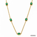 Cavigliera vintage dorata con cinque zirconi rettangolari verdi e bordi perlati - Collana in Oro con Zircone Verde (KDD093)