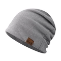 Detalle de gorro de punto gris con etiqueta decorativa de cuero marrón F&S - Gris