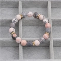 Bracciale da 10mm in pietra rosa opaca maculata con distanziali in strass dorati su vassoio - Pietra satinata maculata rosa