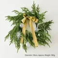 50cm Norfolk-Weihnachtskranz mit senfgelber Samtschleife und Schneeflockenanhängern geschmückt - Gelbe Schleife und Ornamente / 50cm Kranz Dekoration Kit