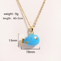 Collana dorata con ciondolo a forma di pesce blu in ceramica e dettagli sulle dimensioni - Blu