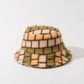 Vista de detalle del gorro pescador de sherpa con cuadros y textura de lana gruesa - M (56-58cm) / Verde