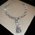 Vue détaillée du collier en cristal de luxe avec strass sur un coffret à bijoux chic - Argent Géométrique