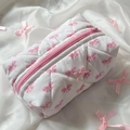 Neceser acolchado blanco con estampado de lazos rosas y cremallera rosa a juego - 17.5*12*10cm / Lazo No. 1