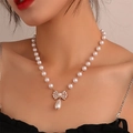 Collier de perles multicouches avec nœud en strass et pendentif goutte dorée sur modèle - Collier Pendentif Perle Strass Noeud (Or 1598)