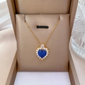 Halskette aus Titanstahl in Gold mit blauem Herzanhänger in einer Geschenkbox - Blauer Herzstil (G307)