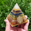 Pyramide en résine artisanale avec pierres colorées et paillettes dorées - Style 34