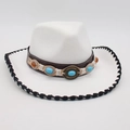 Chapeau de cowboy blanc en feutre avec perles turquoise et garniture en cuir brun - Blanc Bord Noir (Ceinture Bleu Jaune)