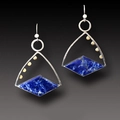 Geometrische marineblaue Lapislazuli-Ohrringe mit silbernem Rauten-Metallrahmen - Geometrischer Hohler Lapislazuli-Haken / Blau