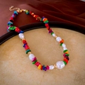 Dettaglio della collana con pietre irregolari colorate e perle barocche con grani d'oro - Collana in Pietra Naturale Multicolore