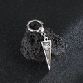Edelstahl-Ohrring in Silber mit geometrischem Dreieck-Anhänger auf schwarzem Lavastein - Silber