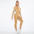 Detail von ingwerfarbenem Yoga-Set mit Acid-Wash-Optik, Langarm-Oberteil und Leggings - Gewaschenes Gelb