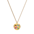 Dettaglio della collana MOM con zirconi multicolore su una catena a O placcata oro - Ottobre (Tormalina Rosa)