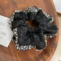Dettaglio macro dell'elastico in organza nera con strass e perle su base in legno - Scrunchie con Strass / Nero