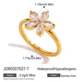 Anello in acciaio inossidabile dorato con cinque zirconi bianchi a forma di fiore - Anello in Zirconia a Pera Con Fiore a Cinque Petali (JDR0307027-7)