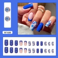 Blaue künstliche Nägel Set mit French Tips und Blumenmuster in quadratisch-ovaler Form - Indigoblauer Blumendruck (Kleber-Stil)