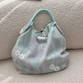 Détail de broderie de dentelle florale sur sac à main en voile avec anses tressées - Vert Marguerite Ondulation de l'Eau