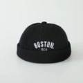 Detailweergave van de zwarte gebreide beanie met wit Boston 1630 borduursel - 52cm (2-5 Jaar) / Zwart (BOSTON)
