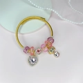 Detalle de brazalete dorado con corazones de cristal rosa y dije de gato con brillo - Estilo de Corazón de Gato Rosa Claro / Rosa Loto