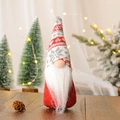 Gedetailleerd zicht op een kerstgnome met een gebreide muts met sneeuwvlokken en baard - Grijze Sneeuwvlok Gebreide Muts