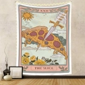 Détail de la tapisserie tarot avec une pizza transpercée par une dague et des guirlandes - GT220101-12 (The Slice/XXII)