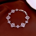 Dettaglio del bracciale a quadrifoglio argento con zirconi viola su velluto di lusso - Viola Argento (19#)