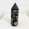 Schwarzes Obsidian-Sechskantprisma mit silbernen Sonnen-, Mond- und Sternenmustern - Sonne Mond Stern Muster / 8-9cm