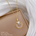 Detail van schelphanger ketting met parel en zirkonia op zijden achtergrondstof - Ketting (F251 Titanium Stalen Ketting Koperen Micro-ingelegde Hanger)