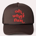 Klassische dunkelbraune Trucker-Mütze mit rotem Aufdruck oh what fun und Netzrückseite - Einheitsgröße / Kaffeebraun