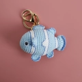 Porte-clés poisson-clown au crochet fait main avec rayures bleues et blanches - Poisson-clown Bleu