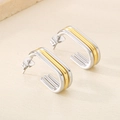 Détail de boucles d'oreilles en acier inoxydable en C avec design triple bande bicolore - Style Bicolore en Forme de U à Trois Couches (KE113789-KFC)