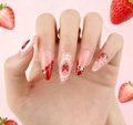 Nahaufnahme von Mandelnägeln mit handgemalten Erdbeeren und Schleifenakzenten - Erdbeer-Schleifen-Stil (BW153) / Mit Gelee-Kleber und Nagelfeile